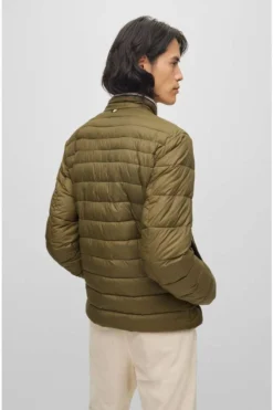 Hugo Boss BOSS Regular Fit Herren Steppjacke Grün 9 Hugo Boss BOSS Regular Fit Herren Steppjacke Grün -Ausgewählte Bekleidungsgeschäfte 50464308 377 4 800 1200x1200