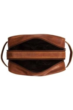 Chesterfield Herren KulturbeutelStacey Cognac, Einfarbig 7 Chesterfield Herren KulturbeutelStacey Cognac, Einfarbig -Ausgewählte Bekleidungsgeschäfte CH C08 0165 31 4 800 1200x1200